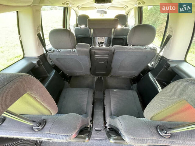 Красный Опель Зафира, объемом двигателя 2.2 л и пробегом 303 тыс. км за 4300 $, фото 9 на Automoto.ua