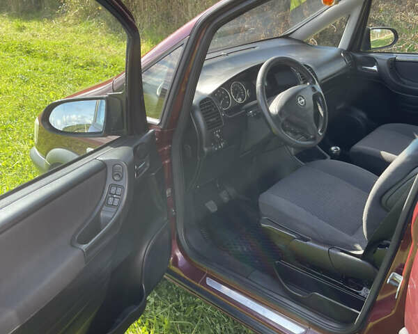 Красный Опель Зафира, объемом двигателя 2.2 л и пробегом 303 тыс. км за 4300 $, фото 7 на Automoto.ua