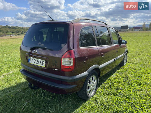 Красный Опель Зафира, объемом двигателя 2.2 л и пробегом 303 тыс. км за 4300 $, фото 3 на Automoto.ua