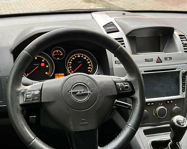 Красный Опель Зафира, объемом двигателя 1.91 л и пробегом 280 тыс. км за 3950 $, фото 5 на Automoto.ua