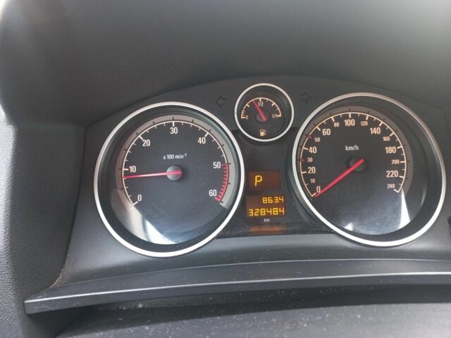 Красный Опель Зафира, объемом двигателя 1.9 л и пробегом 330 тыс. км за 5900 $, фото 4 на Automoto.ua