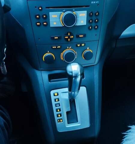 Красный Опель Зафира, объемом двигателя 1.9 л и пробегом 375 тыс. км за 4900 $, фото 1 на Automoto.ua