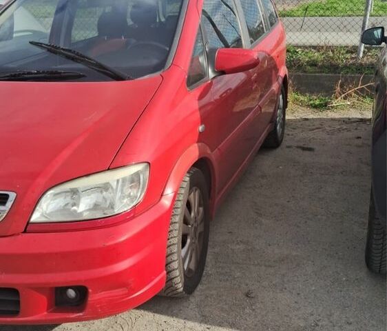 Красный Опель Зафира, объемом двигателя 2.2 л и пробегом 200 тыс. км за 2000 $, фото 1 на Automoto.ua