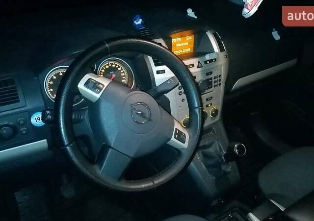 Красный Опель Зафира, объемом двигателя 1.6 л и пробегом 184 тыс. км за 6000 $, фото 3 на Automoto.ua