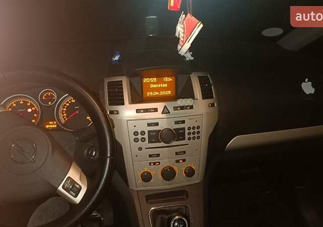 Красный Опель Зафира, объемом двигателя 1.6 л и пробегом 184 тыс. км за 6000 $, фото 2 на Automoto.ua