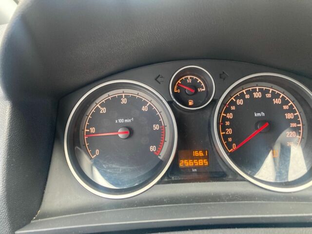 Красный Опель Зафира, объемом двигателя 1.7 л и пробегом 256 тыс. км за 6000 $, фото 5 на Automoto.ua