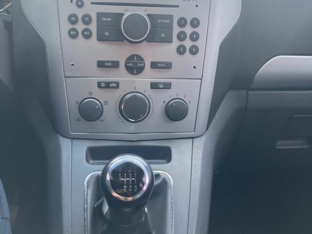 Красный Опель Зафира, объемом двигателя 1.7 л и пробегом 256 тыс. км за 6000 $, фото 4 на Automoto.ua