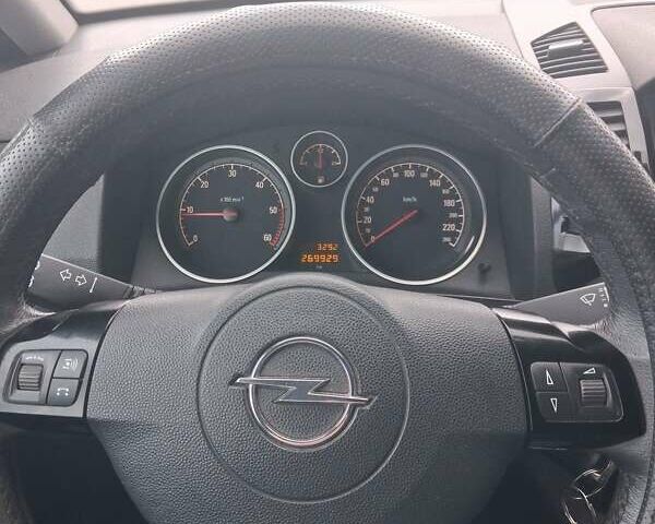 Красный Опель Зафира, объемом двигателя 1.69 л и пробегом 270 тыс. км за 6700 $, фото 18 на Automoto.ua