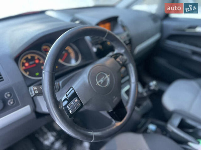 Красный Опель Зафира, объемом двигателя 1.69 л и пробегом 186 тыс. км за 5900 $, фото 14 на Automoto.ua