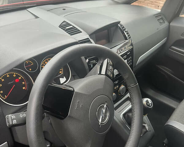 Красный Опель Зафира, объемом двигателя 1.8 л и пробегом 183 тыс. км за 8150 $, фото 1 на Automoto.ua