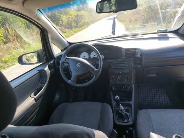 Красный Опель Зафира, объемом двигателя 2.2 л и пробегом 220 тыс. км за 2000 $, фото 16 на Automoto.ua