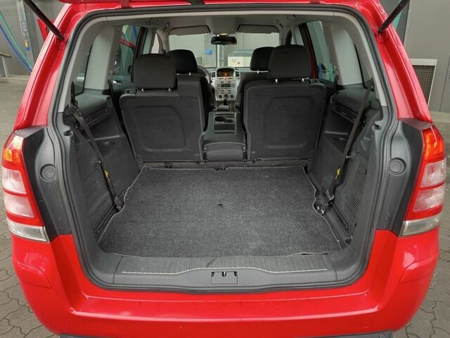 Красный Опель Зафира, объемом двигателя 1.6 л и пробегом 220 тыс. км за 5750 $, фото 1 на Automoto.ua