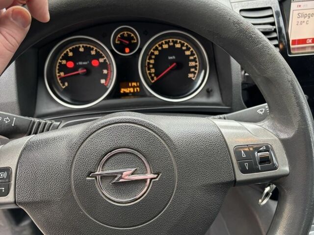 Опель Зафира, объемом двигателя 0 л и пробегом 246 тыс. км за 4200 $, фото 1 на Automoto.ua