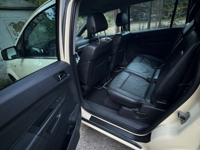 Желтый Опель Зафира, объемом двигателя 1.9 л и пробегом 290 тыс. км за 5800 $, фото 7 на Automoto.ua