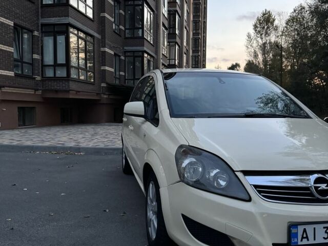 Желтый Опель Зафира, объемом двигателя 1.9 л и пробегом 290 тыс. км за 5800 $, фото 2 на Automoto.ua