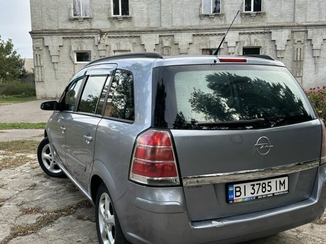 Серый Опель Зафира, объемом двигателя 1.9 л и пробегом 315 тыс. км за 4599 $, фото 2 на Automoto.ua