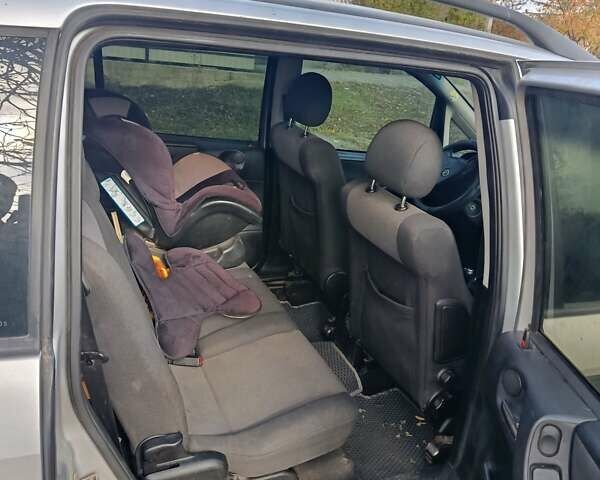 Серый Опель Зафира, объемом двигателя 2 л и пробегом 300 тыс. км за 3900 $, фото 8 на Automoto.ua