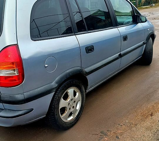 Серый Опель Зафира, объемом двигателя 2 л и пробегом 368 тыс. км за 3500 $, фото 3 на Automoto.ua