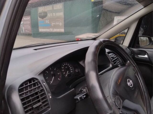 Серый Опель Зафира, объемом двигателя 2 л и пробегом 378 тыс. км за 2450 $, фото 10 на Automoto.ua