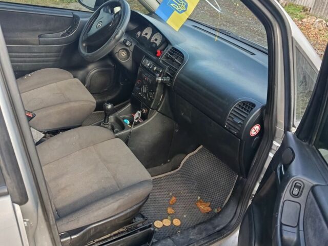 Серый Опель Зафира, объемом двигателя 2 л и пробегом 290 тыс. км за 3900 $, фото 2 на Automoto.ua