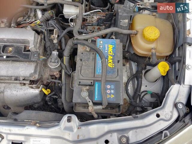 Сірий Опель Зафіра, об'ємом двигуна 1.8 л та пробігом 255 тис. км за 2350 $, фото 28 на Automoto.ua