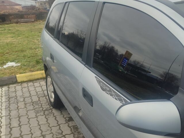 Серый Опель Зафира, объемом двигателя 2 л и пробегом 350 тыс. км за 3000 $, фото 1 на Automoto.ua