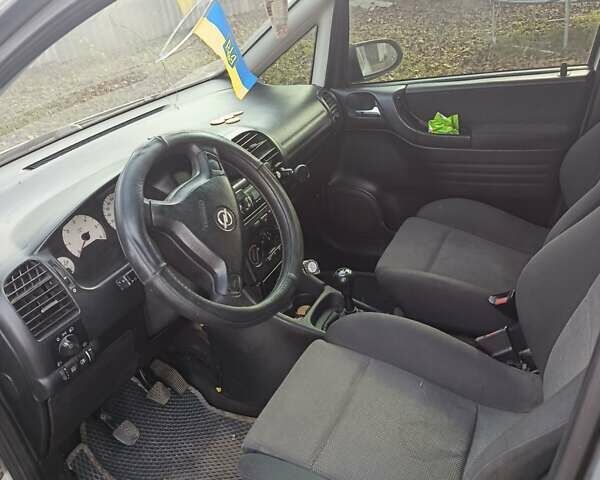 Серый Опель Зафира, объемом двигателя 2 л и пробегом 300 тыс. км за 3900 $, фото 1 на Automoto.ua