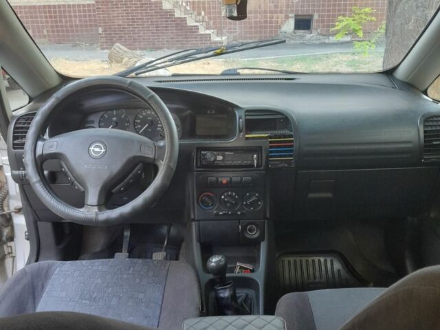 Серый Опель Зафира, объемом двигателя 2 л и пробегом 500 тыс. км за 2980 $, фото 6 на Automoto.ua