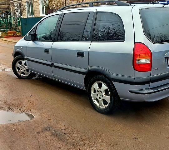 Серый Опель Зафира, объемом двигателя 2 л и пробегом 368 тыс. км за 3500 $, фото 2 на Automoto.ua