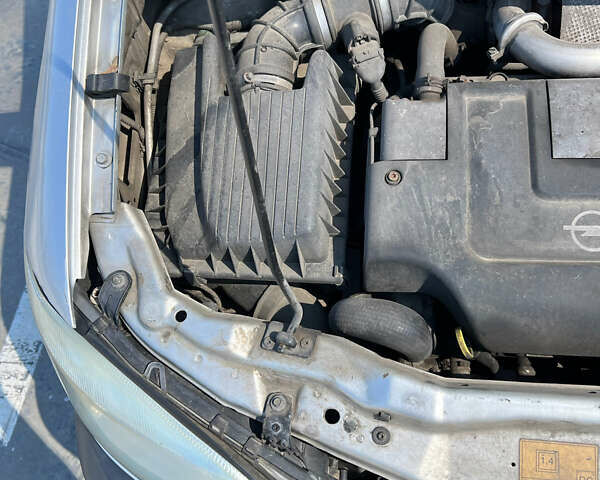 Серый Опель Зафира, объемом двигателя 2 л и пробегом 339 тыс. км за 3900 $, фото 14 на Automoto.ua