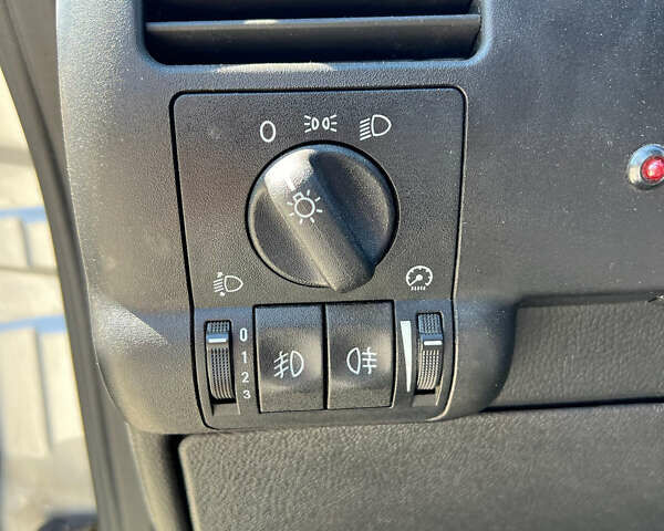 Серый Опель Зафира, объемом двигателя 2 л и пробегом 339 тыс. км за 3900 $, фото 58 на Automoto.ua