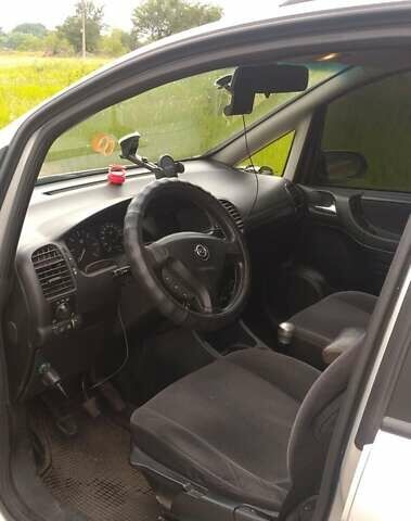 Серый Опель Зафира, объемом двигателя 2 л и пробегом 327 тыс. км за 3200 $, фото 2 на Automoto.ua