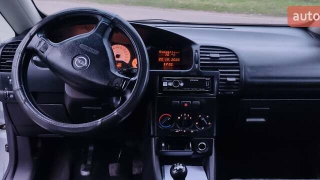 Серый Опель Зафира, объемом двигателя 2.2 л и пробегом 300 тыс. км за 3000 $, фото 13 на Automoto.ua