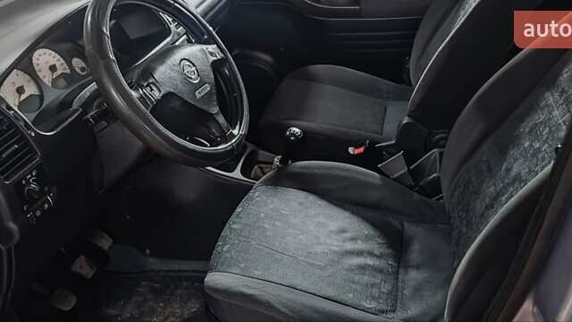 Серый Опель Зафира, объемом двигателя 2.2 л и пробегом 300 тыс. км за 3000 $, фото 3 на Automoto.ua