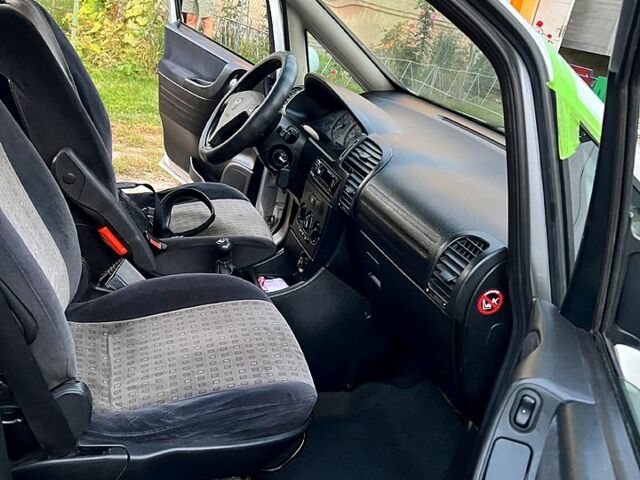 Серый Опель Зафира, объемом двигателя 2.2 л и пробегом 370 тыс. км за 2950 $, фото 2 на Automoto.ua