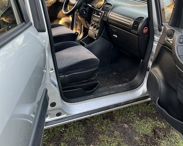 Серый Опель Зафира, объемом двигателя 2 л и пробегом 360 тыс. км за 3850 $, фото 16 на Automoto.ua