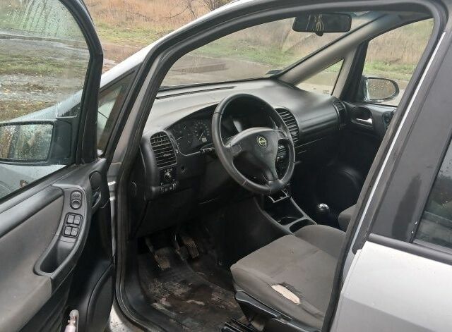 Серый Опель Зафира, объемом двигателя 2 л и пробегом 463 тыс. км за 1700 $, фото 2 на Automoto.ua