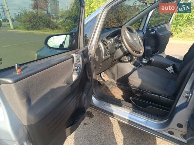 Сірий Опель Зафіра, об'ємом двигуна 1.6 л та пробігом 173 тис. км за 4100 $, фото 17 на Automoto.ua