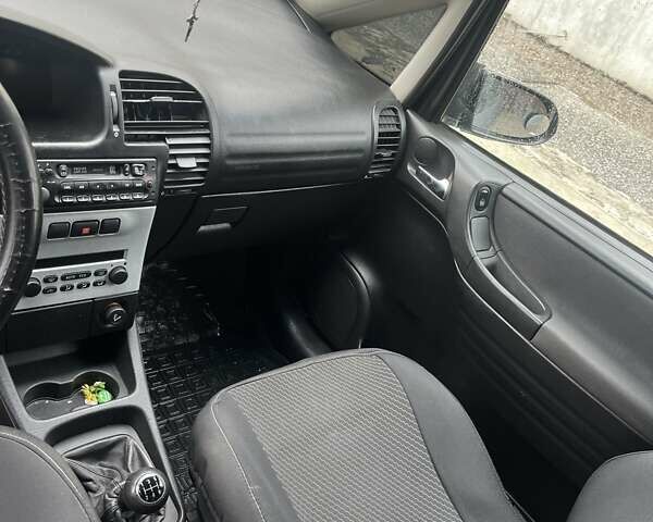 Сірий Опель Зафіра, об'ємом двигуна 2 л та пробігом 449 тис. км за 4300 $, фото 15 на Automoto.ua