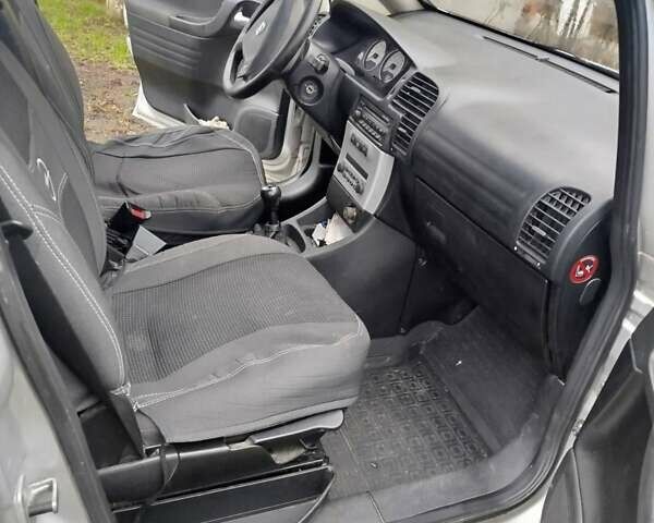 Серый Опель Зафира, объемом двигателя 1.6 л и пробегом 242 тыс. км за 3300 $, фото 10 на Automoto.ua