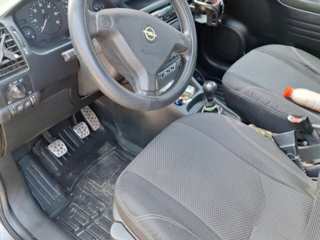 Серый Опель Зафира, объемом двигателя 2 л и пробегом 315 тыс. км за 2700 $, фото 1 на Automoto.ua