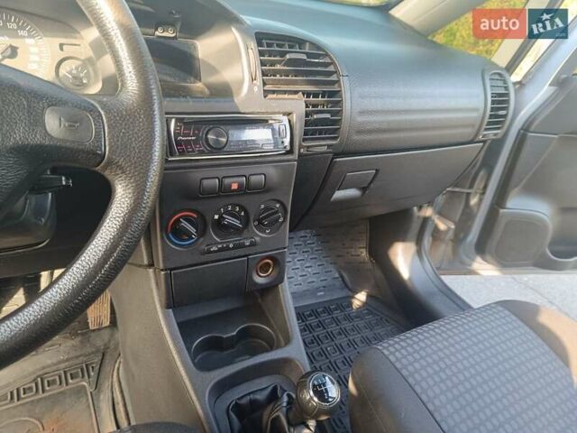 Сірий Опель Зафіра, об'ємом двигуна 1.6 л та пробігом 173 тис. км за 4100 $, фото 15 на Automoto.ua