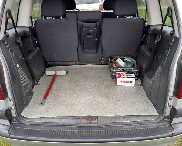 Серый Опель Зафира, объемом двигателя 1.6 л и пробегом 242 тыс. км за 3300 $, фото 2 на Automoto.ua