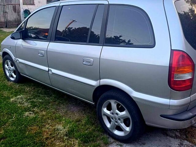 Серый Опель Зафира, объемом двигателя 2.2 л и пробегом 153 тыс. км за 3700 $, фото 1 на Automoto.ua