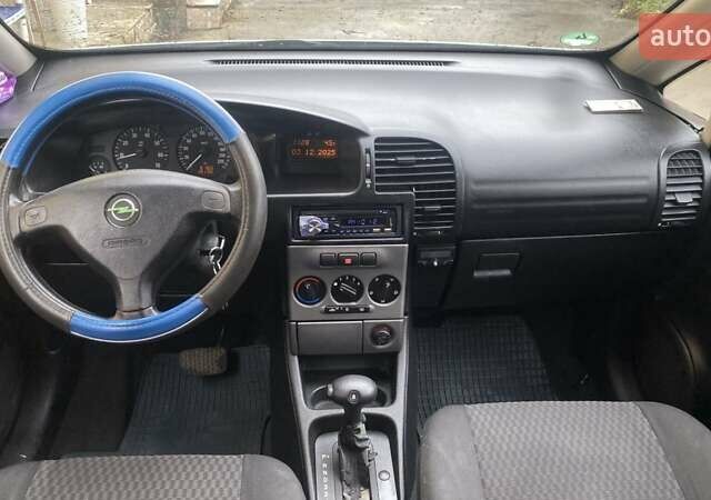 Серый Опель Зафира, объемом двигателя 1.8 л и пробегом 251 тыс. км за 4999 $, фото 4 на Automoto.ua