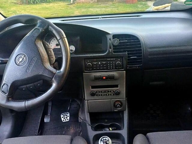 Серый Опель Зафира, объемом двигателя 2.2 л и пробегом 153 тыс. км за 3700 $, фото 9 на Automoto.ua