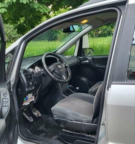 Серый Опель Зафира, объемом двигателя 1.8 л и пробегом 250 тыс. км за 3200 $, фото 1 на Automoto.ua