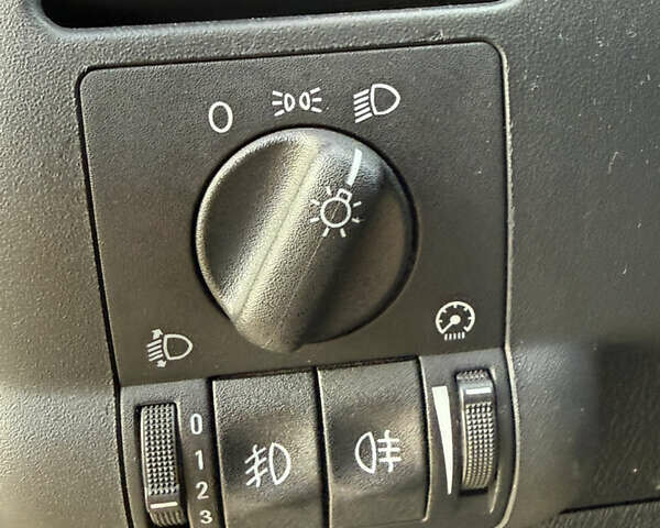 Серый Опель Зафира, объемом двигателя 1.8 л и пробегом 226 тыс. км за 5500 $, фото 39 на Automoto.ua