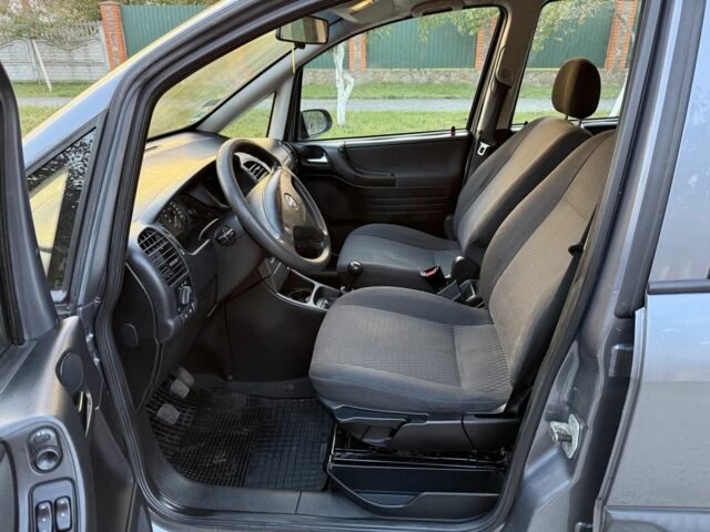 Серый Опель Зафира, объемом двигателя 1.6 л и пробегом 230 тыс. км за 1899 $, фото 4 на Automoto.ua