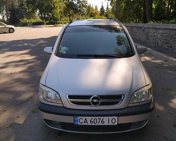 Серый Опель Зафира, объемом двигателя 2 л и пробегом 223 тыс. км за 4444 $, фото 3 на Automoto.ua